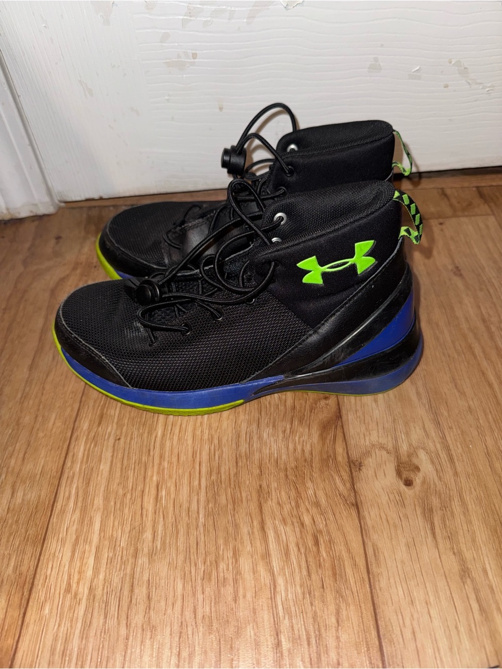Boys Under Armour Black sneakers 2.5 Youth